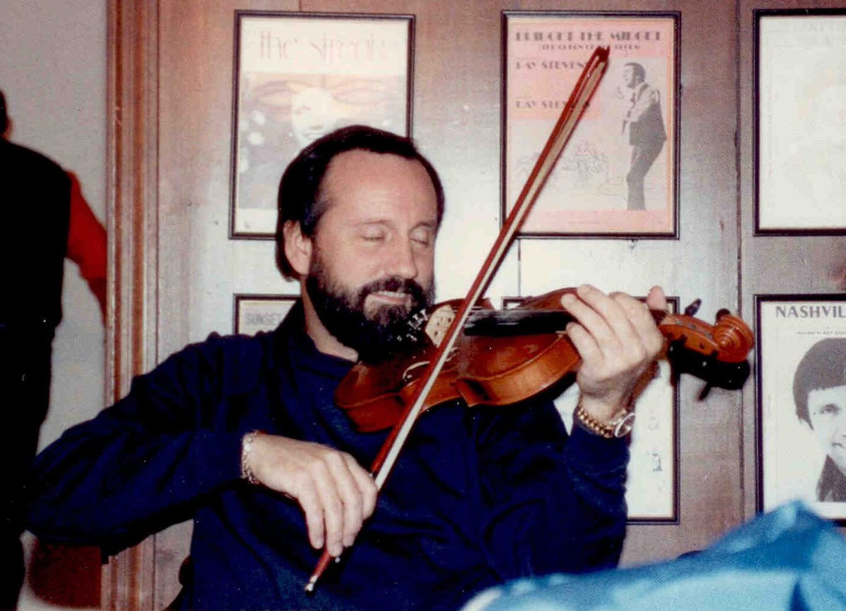 RayStevensMusic's tweet photo. Many of you know that Ray Stevens is a multi-instrumentalist. Well, here is a rare photo of Ray playing the violin/fiddle at his office on Nashville's Music Row in the 90s!

#violin #fiddle #waybackwednesday #inthe90s https://t.co/Tmls2ifDhL