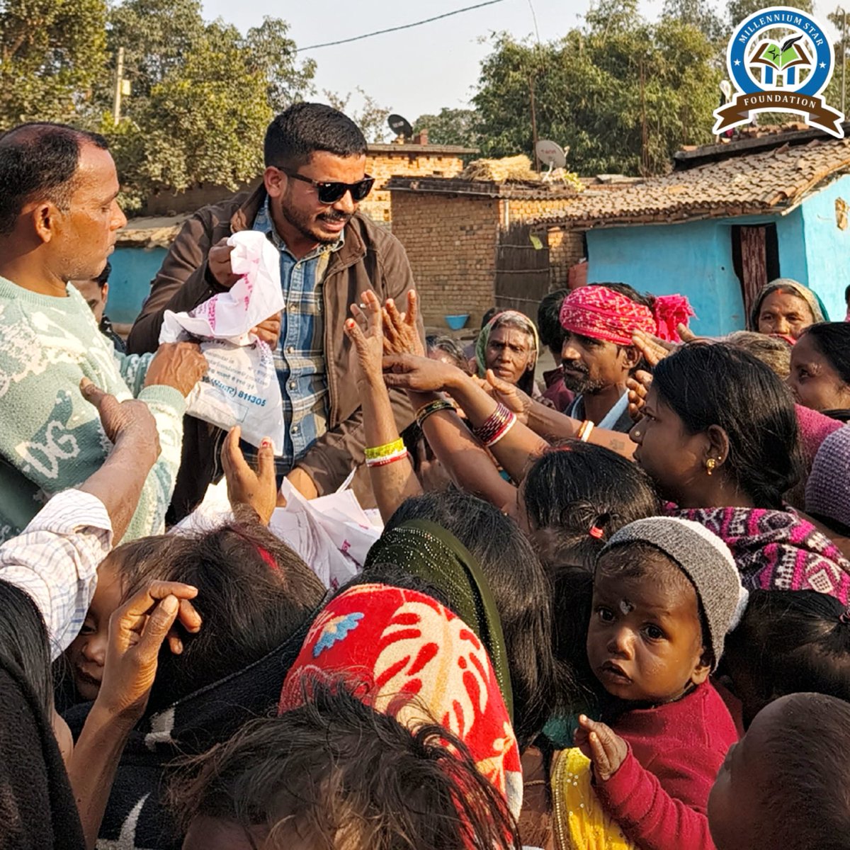 msf4india's tweet photo. मिलेनियम स्टार वस्त्रदान 
📍कैराकादो, गिद्धौर
🗓️ 14 जनवरी
जरूरतमंदों को राहत पहुंचाने के उद्देश्य से गिद्धौर प्रखंड के कैराकादो हरिजन टोला में वस्त्रदान किया गया। वस्त्र पाकर जरूरतमंदों के चेहरे खिल उठे।

~ टीम, मिलेनियम स्टार फाउंडेशन 
UPI: 8986956535
.
#MillenniumStarFoundation https://t.co/Nec4jkpXti