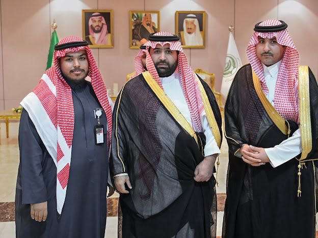 RowadTw3's tweet photo. رئيس جمعية #رواد_العمل_التطوعي الدكتور علي محمد دبيع يهنئ المركز الإعلامي بقيادة الأستاذ خليل النمازي ونائبه الأستاذ مالك أبوعلوان، والأعضاء أ. جود هوداني و أ. أميرة عقيبي، بعد تشرفهم بالسلام على سمو أمير منطقة جازان الأمير محمد بن عبدالعزيز آل سعود خلال #اللقاء_الإعلامي_الأول. 🇸🇦✨