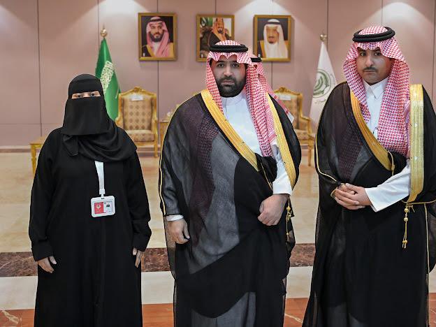 RowadTw3's tweet photo. رئيس جمعية #رواد_العمل_التطوعي الدكتور علي محمد دبيع يهنئ المركز الإعلامي بقيادة الأستاذ خليل النمازي ونائبه الأستاذ مالك أبوعلوان، والأعضاء أ. جود هوداني و أ. أميرة عقيبي، بعد تشرفهم بالسلام على سمو أمير منطقة جازان الأمير محمد بن عبدالعزيز آل سعود خلال #اللقاء_الإعلامي_الأول. 🇸🇦✨