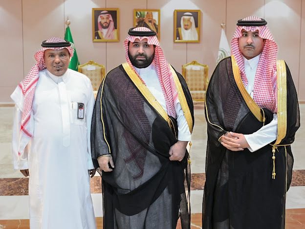 RowadTw3's tweet photo. رئيس جمعية #رواد_العمل_التطوعي الدكتور علي محمد دبيع يهنئ المركز الإعلامي بقيادة الأستاذ خليل النمازي ونائبه الأستاذ مالك أبوعلوان، والأعضاء أ. جود هوداني و أ. أميرة عقيبي، بعد تشرفهم بالسلام على سمو أمير منطقة جازان الأمير محمد بن عبدالعزيز آل سعود خلال #اللقاء_الإعلامي_الأول. 🇸🇦✨
