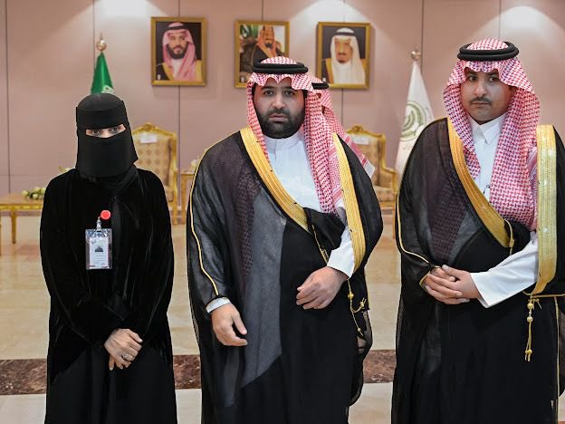 RowadTw3's tweet photo. رئيس جمعية #رواد_العمل_التطوعي الدكتور علي محمد دبيع يهنئ المركز الإعلامي بقيادة الأستاذ خليل النمازي ونائبه الأستاذ مالك أبوعلوان، والأعضاء أ. جود هوداني و أ. أميرة عقيبي، بعد تشرفهم بالسلام على سمو أمير منطقة جازان الأمير محمد بن عبدالعزيز آل سعود خلال #اللقاء_الإعلامي_الأول. 🇸🇦✨