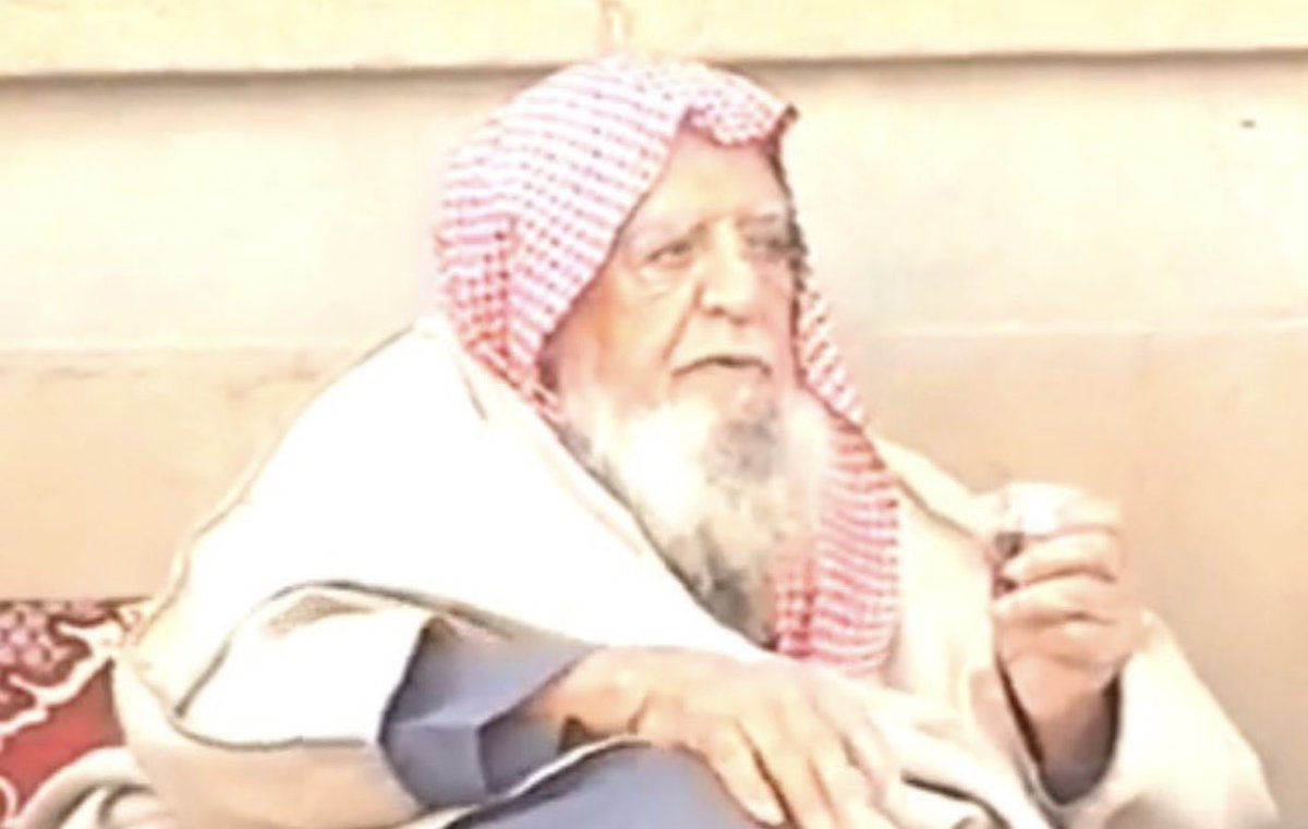 الراوية الكبير المرحوم/ منديل الفهيد، رحمه الله رحمةً واسعة، معدّ ومقدّم برنامج (من البادية) الشهير، الذي استمر قرابة حقبتين من الزمن، خلال الثمانينيات والتسعينيات الهجرية. بيتان متواضعه كتبتهما في ذلك الرمز :
بالحِلّ يا منديل بالحِلّ بالحِلّ
ياللي خدمت تراث شبه الجزيرة
مما جمعتَ