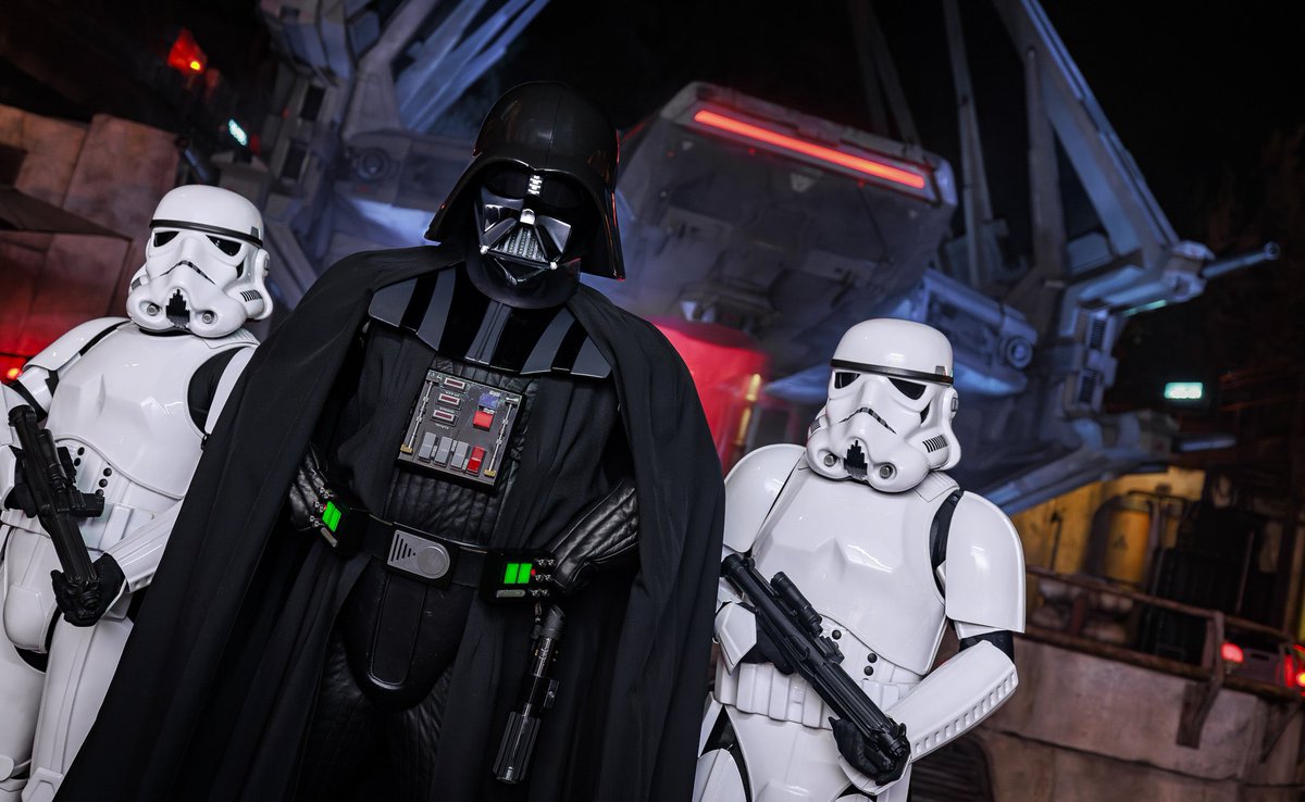 DiscussingFilm's tweet image. Disney is changing part of ‘STAR WARS: GALAXY’S EDGE’ in Disneyland Park to the original trilogy.

• New props &amp;amp; graphics will be applied to Black Spire Outpost

• Darth Vader, Leia, Luke &amp;amp; Han will be able to meet guests

• John Williams’ score will now play in the park…