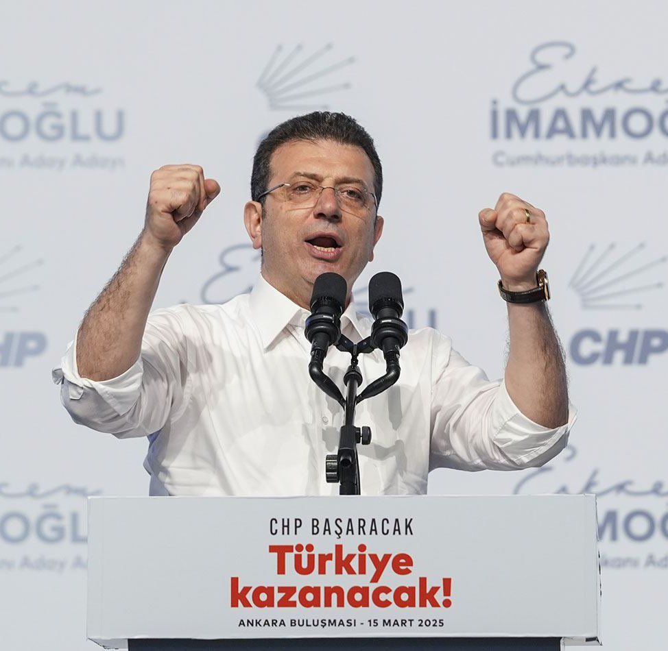 Ekrem İmamoğlu:

"Dalga dalga büyüyeceğiz, birleşe birleşe güçleneceğiz, en zor şartlar, en ağır baskılar altında bile hukuk ve demokrasi nasıl savunulurmuş, seçim nasıl kazanılırmış bütün dünyaya göstereceğiz"