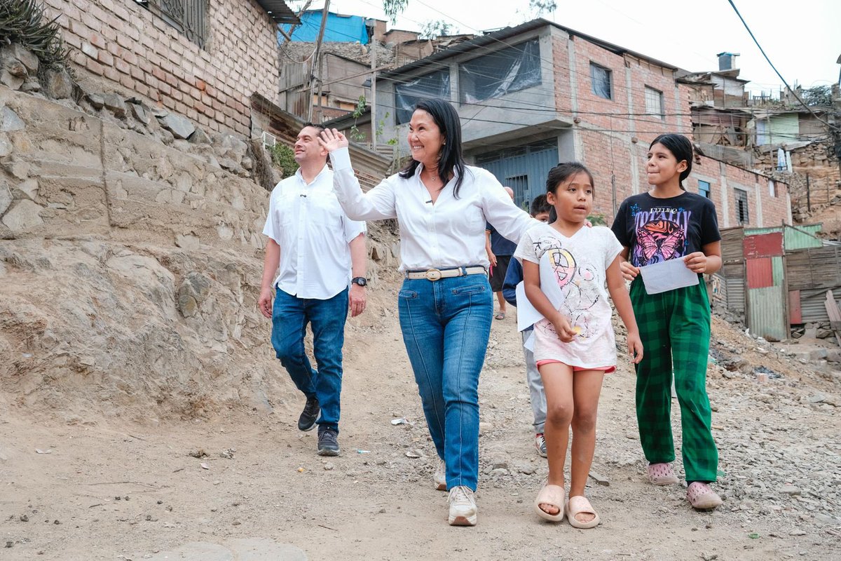 ¡Siempre cerca de nuestra gente! 🧡

Ayer vivimos una jornada muy potente en San Juan de Lurigancho acompañando a <a href="/KeikoFujimori/">Keiko Fujimori</a>. Recorrimos el distrito para conversar cara a cara con los vecinos y entender, de primera mano, lo que realmente les preocupa.

Con lápiz y papel en