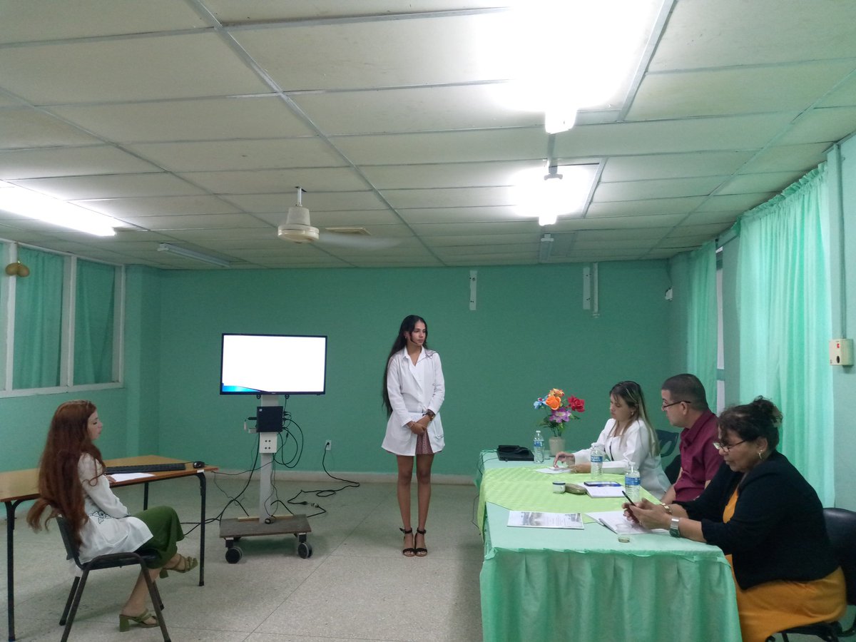 La Dra. Aydee Yanet Ávila Cutiño residente de Cirugía General del #HospitalGuevara presentó su investigación con el tema: Caracterización clínica epidemiológica de los pacientes con ictero obstructivo que han sido operados #CubaPorLaVida <a href="/DtorDgsTunas/">Director General de Salud Las Tunas</a> <a href="/heg_vdclinico/">HEG_VdClinico</a> <a href="/JLAparicioDr/">Dr. José Luis Aparicio Suárez</a>