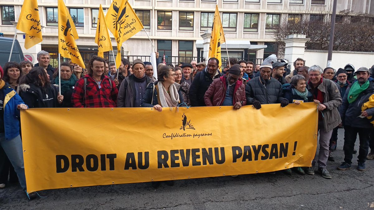 Des paysannes et paysans ultramarins viennent d'être embarqués pour revendiquer un #posei pour toutes et tous et mieux réparti pour la souveraineté alimentaire locale. La colère dans les Drom va s'embraser si nos militant.es sont réprimés ! <a href="/afpfr/">Agence France-Presse</a> <a href="/FAMartinique/">France-Antilles Mqe</a>