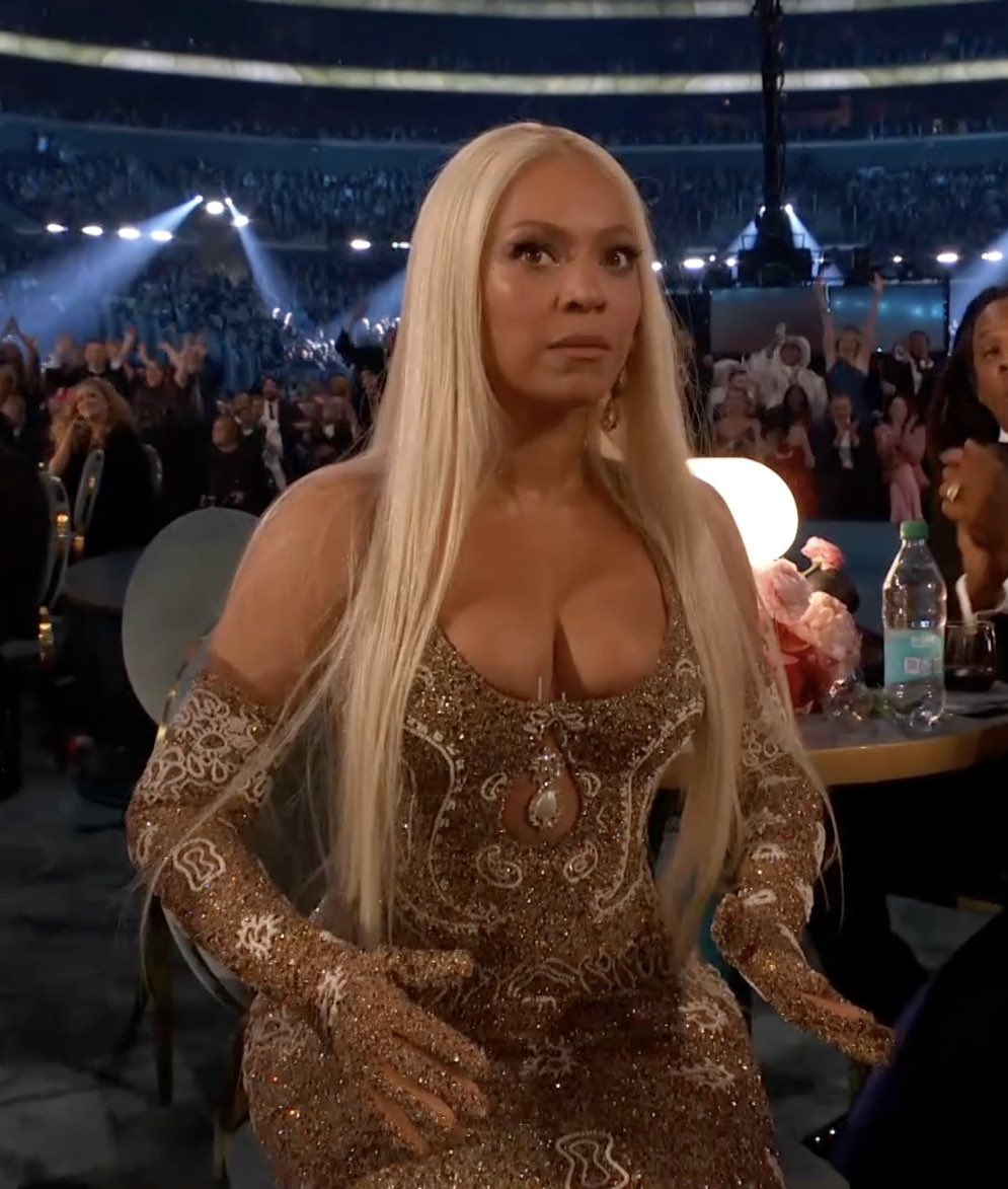 LaurenPokedoff's tweet photo. Me when that Harry Styles text came through: https://t.co/JqO1ulpLXX