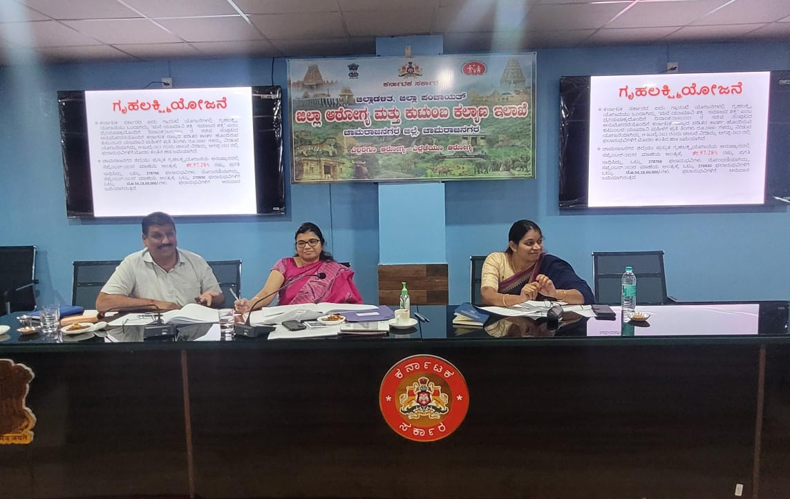 ZP_chanagar's tweet image. ಇಂದು  ಮಹಿಳಾ ಮತ್ತು ಮಕ್ಕಳ ಕಲ್ಯಾಣ ಇಲಾಖೆಯ ಜಿಲ್ಲಾ ಹಾಗೂ ತಾಲ್ಲೂಕಿನ ವಿವಿಧ ಹಂತದ  ಅಧಿಕಾರಿಗಳೊಂದಿಗೆ 
 ಇಲಾಖೆಯ ಯೋಜನೆಗಳ ಹಾಗೂ ಇಲಾಖೆಯ ಚಟುವಟಿಕೆಗಳ ಬಗ್ಗೆ ಪ್ರಗತಿ ಪರಿಶೀಲನಾ ಸಭೆ ನಡೆಸಲಾಯಿತು.

#progressreview
#chamarajanagar #womenandchilddept #wcd #Zillapanchayath