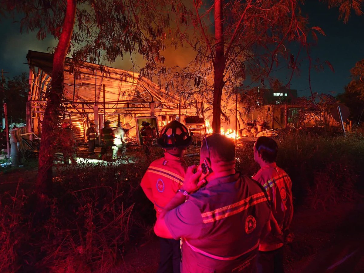 🚨SE QUEMA BAZAR HOTELERO 
La noche se iluminó por un incendio registrado en un local de la Supermanzana 247, el cual funcionaba como bazar de productos de hotelería. 

<a href="/AlejandroRosel7/">ALEJANDRO ROSEL</a> <a href="/javbrimo/">Javier Brito</a> 
👇🧵