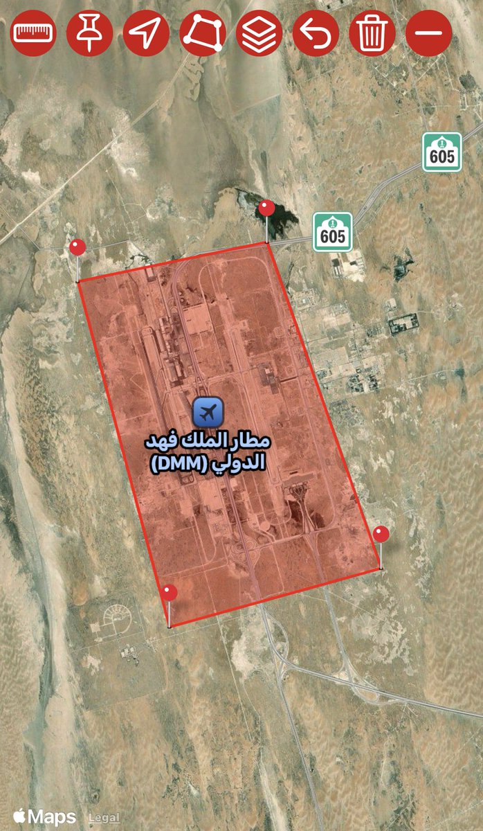 معلومة أن مساحة مطار الملك فهد في #الدمام  700 كلم مربع قديمة وغير دقيقة وكان يقصد بها مساحة الأرض المحجوزة لصالح المطار كمشروع استراتيجي في وقته .. 

مساحة المطار الفعلية بصالاته العاملة وغير العاملة والصالة الملكية والمدرجات والخدمات المساندة لا تتعدى 44 كلم مربع تقريبًا.