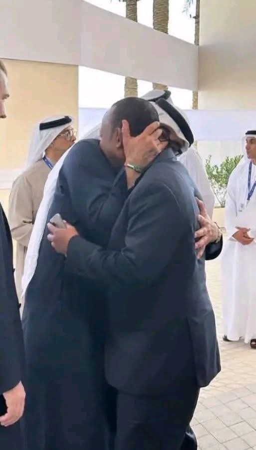 بعد العزلة الدولية للإمارات هكذا استقبل محمد بن زايد رئيس وزراء إثيوبيا
من قبل كان يسلم عليهم براس الأصابع سبحان مغير الاحوال