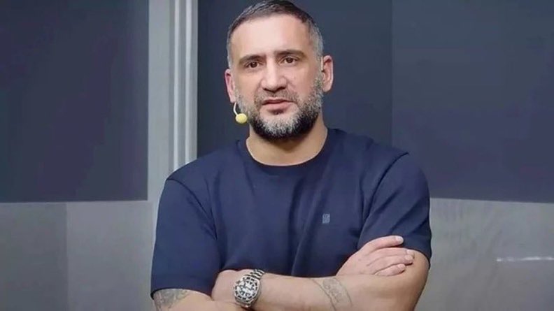 İstanbul Organize Suçlarla Şube Müdürlüğü tarafından yapılan operasyon sonucu ünlü eski futbolcu Ümit Karan, Sabiha Gökçen Havalimanı’nda gözaltına alındı.

Karan, ünlülere yönelik yapılan operasyon kapsamında gözaltına alındı. ( Burak Doğan)