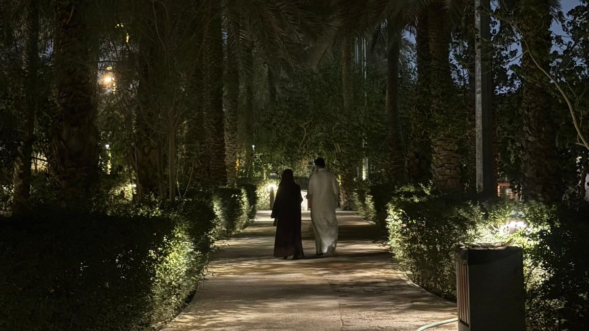 المشي مع الزوج ليلًا من السُنّة.