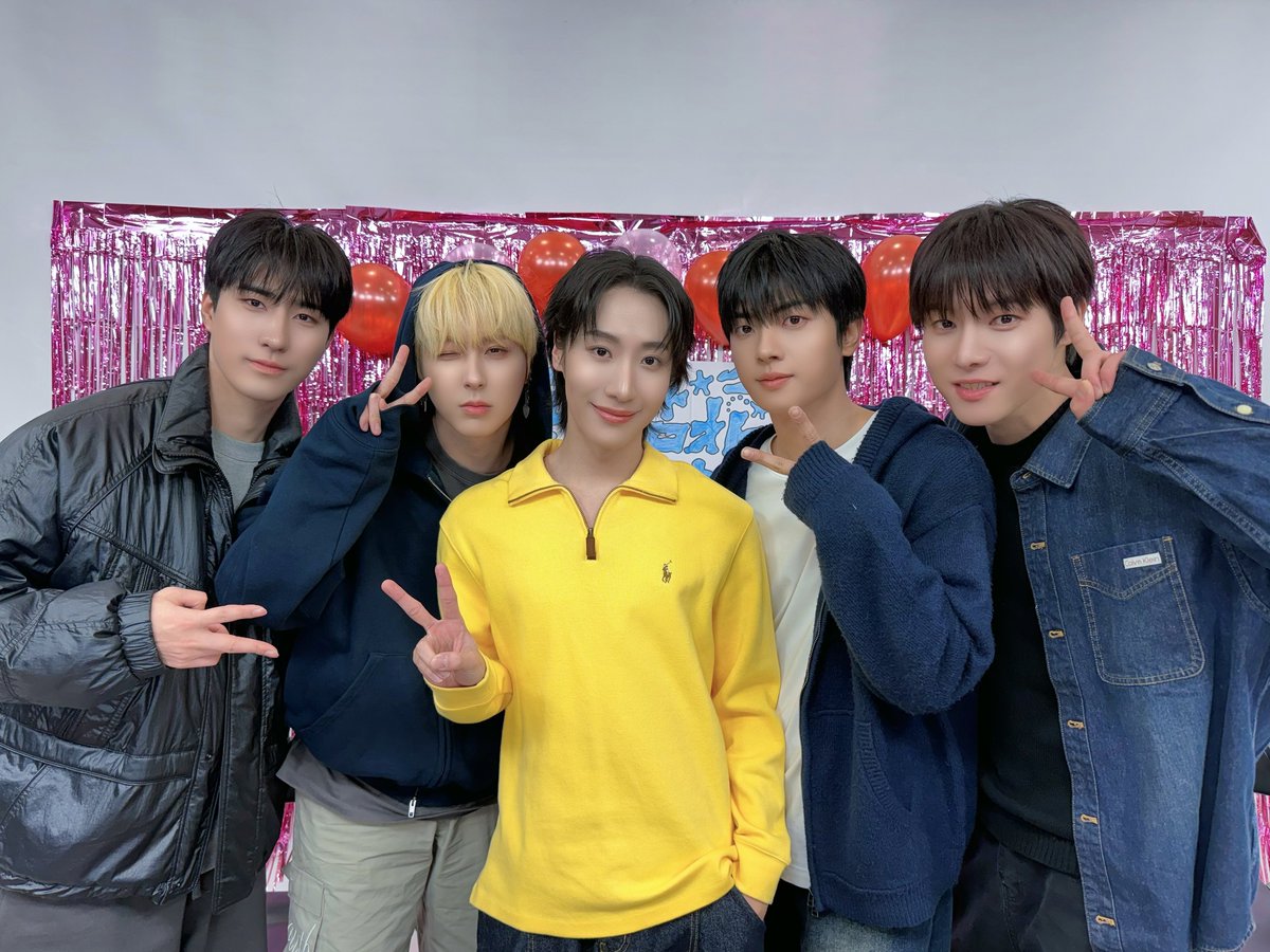 [#원위]

ONEWE '관람차 (Ferris wheel)'
🎡 COMEBACK LIVE 🎡

오랜만에 위브와 얘기하다 보니
시간이 정말 빠르게 지나갔어요 ✨
원위의 '관람차 (Ferris wheel)' 
많은 사랑 부탁드려요 ‘٩꒰｡•◡•｡꒱۶’

#ONEWE #관람차 #Ferris_wheel
#STUDIO_WE_Recording_4
#4th_Demo_Album