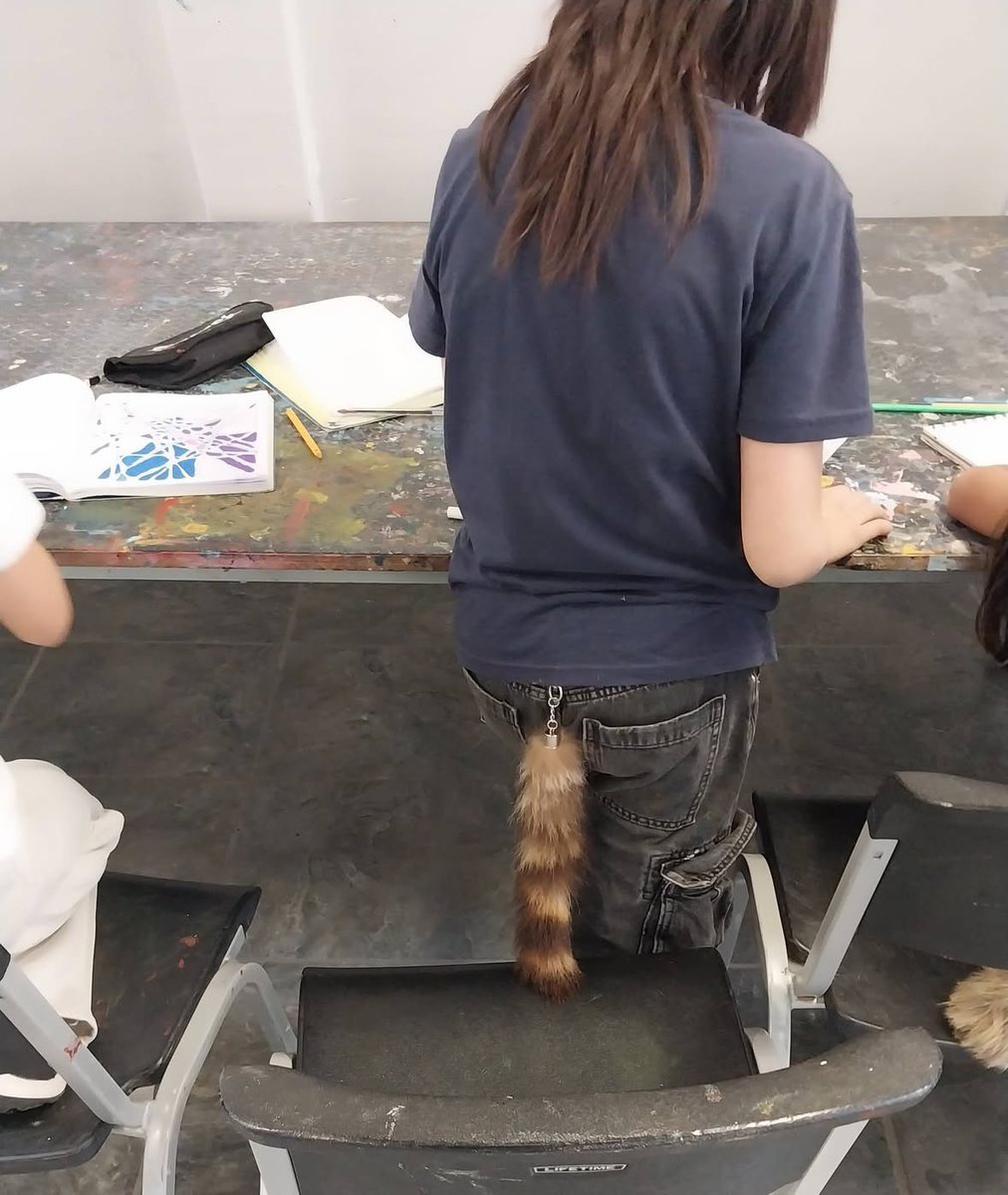 vaqu333's tweet image. como ya sabéis muchos, soy profesor de secundaria (ESO) en un instituto en Teruel y hoy mis alumnos han decidido venir con unas colas de animales a clase, me han dicho que ahora es la moda, no son super adorables? 🥰🥰🥰