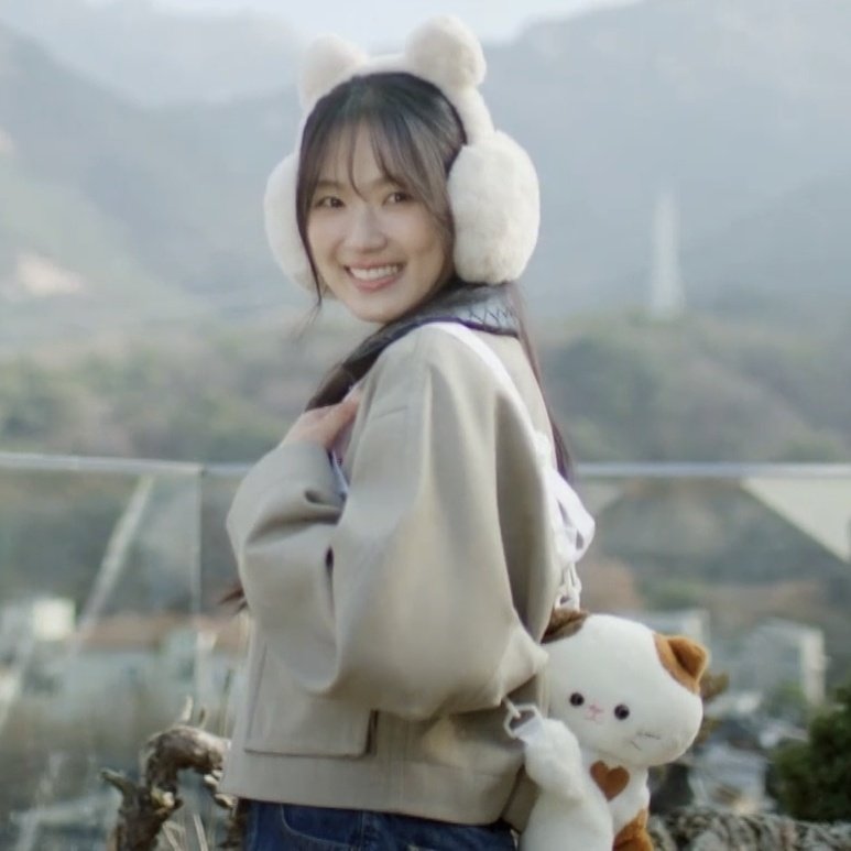 nowadays i choose to ignore the haters cuz there's no use of consuming some useless opinions on the internet to someone as loveable as hyeyoon eonni who knows her own self-worth