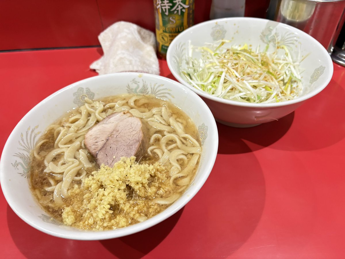 ラーメン二郎 千葉店

ミニ             ¥800
ねぎ             ¥100
ねぎ             ¥100
しょうが      ¥50
コール: 軟 やさい抜き

今日は非乳化よりの非乳化だ！
液体アブラ少なく食べやすいがなんだか物足りん…

塩味も弱いし温い🤣

明日も品川で塩分補給決定か 笑