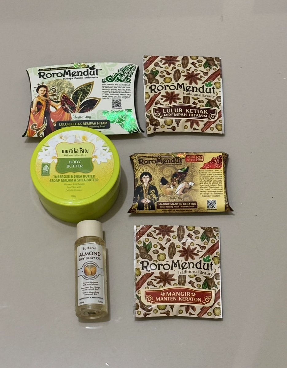 romapntis's tweet image. trying mamah’s bodycare routine ✨

jadi ini rahasia kulit lembab dan glowing-nya mamah Amanda Zahra 🧎🏻‍♀️