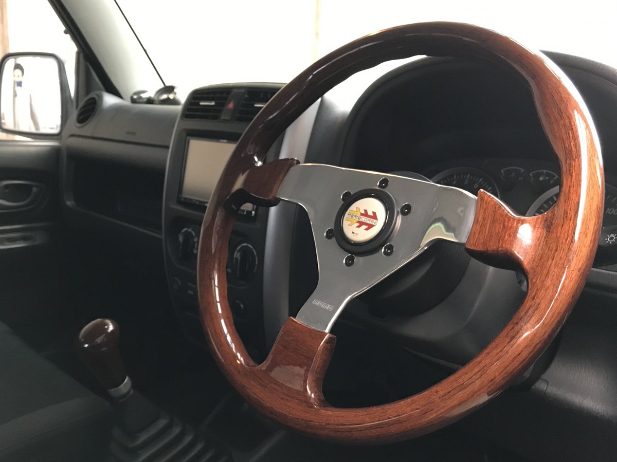 ワイのジムニーも父上から受け継いだウッドのMOMO CORSE