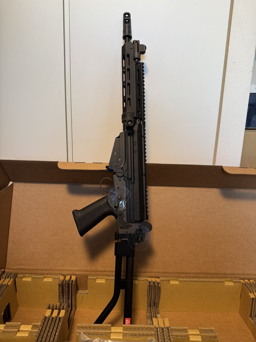 40__TX's tweet photo. 次の愛銃はDS ARMS SA58 GBBR
夏までには運用できるようにカスタムしたい
問題はこのグリップが変えられるか変えられないか… https://t.co/Nh2kIAKgxr