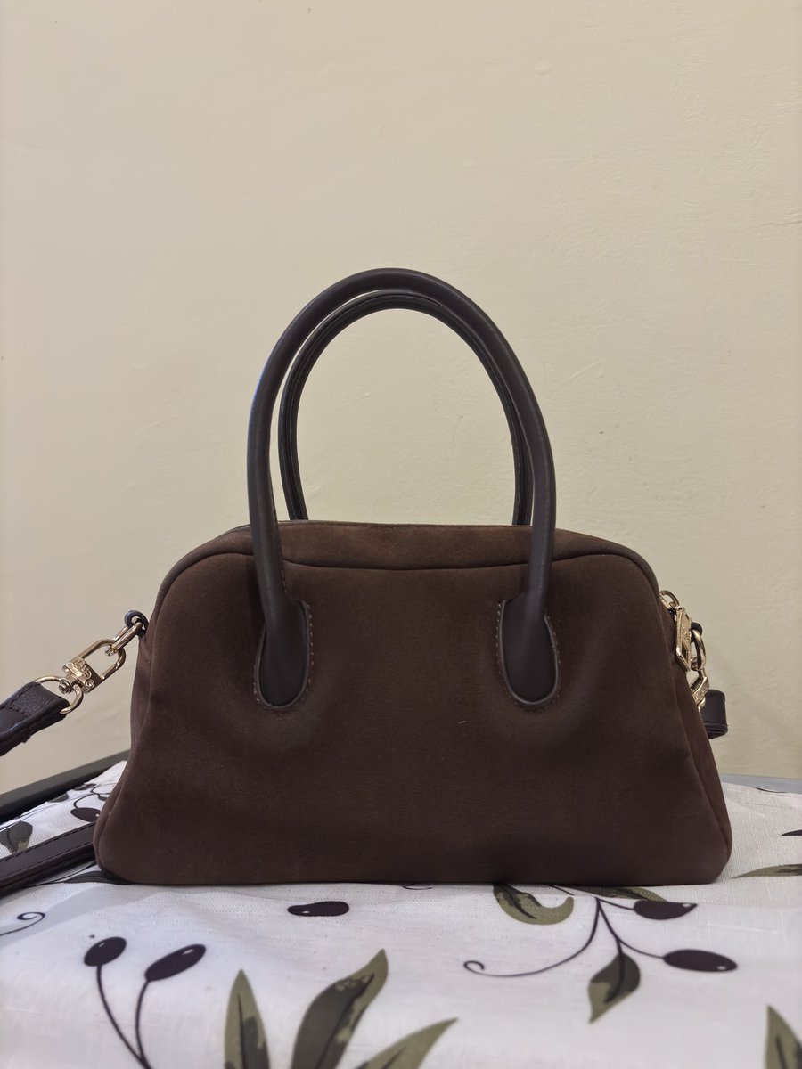 privatetochu's tweet photo. Preloved Enji Bag uk 25 x 9 x 13
🏷️120K (Open Nego)
Tas Enji Solsa, beli pas 12.12 kmrn jdnya murahh. Alasan jual karena jarang dipake. Bahannya suede (bkn yg halus ya), minus bag charm, ada pudar di bbrp area, dan retsletingnya juga. 
Boleh tanya” di DM💗
Co via oren yaa guys https://t.co/JenW0wdzLh