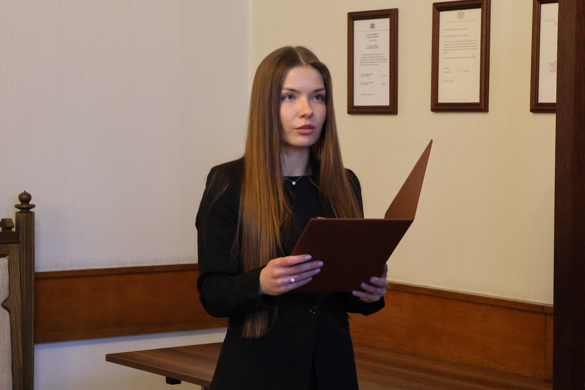 2026. gada 14. janvārī ģenerālprokurors Armīns Meisters pieņēma Lindas Vitnijas Vētras prokurora zvērestu. Linda amata pienākumus pildīs Rīgas Ziemeļu prokuratūrā.
Sveicam komandā!

prokuratura.lv/lv/aktualitate…