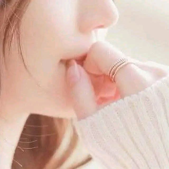 قالت 
وكأنّك
نزعتَ عنّي
روحي وملامحي
وتسرّبتَ
عبر مساماتي
وسكنتَني
فصرتَ
اسمي
وملامحي
بسمة