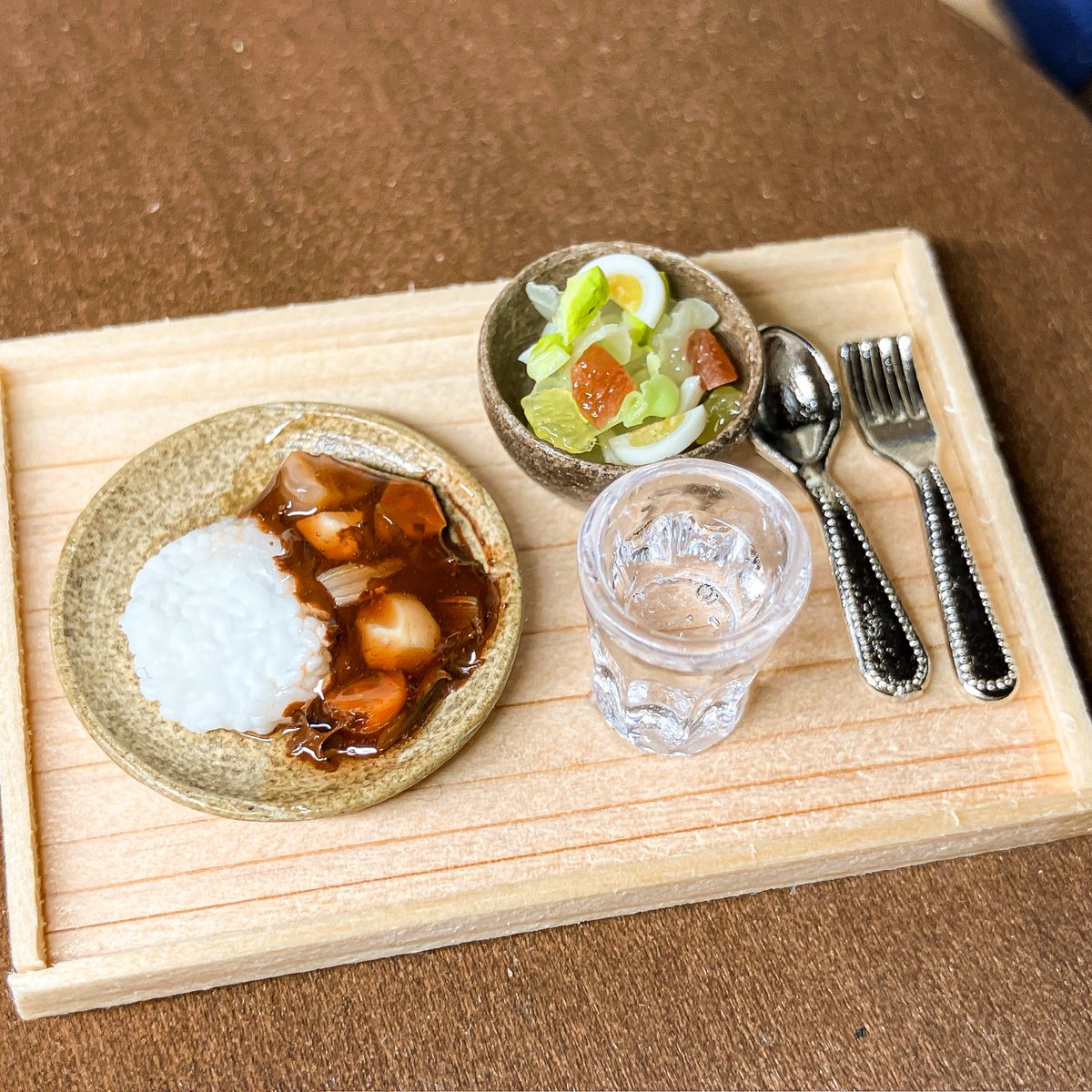 本日はカレーライス定食のご紹介①です！

主食&amp;主菜:ポークカレーライス
カレーライスはカロリーに目が行きがちですが、ごはん、お肉に野菜、スパイス(炭水化物、タンパク質、ビタミン、食物繊維、香り)が揃うバランス食です！

明日は副菜、アボカドとグレープフルーツのビタミンサラダのご紹介です