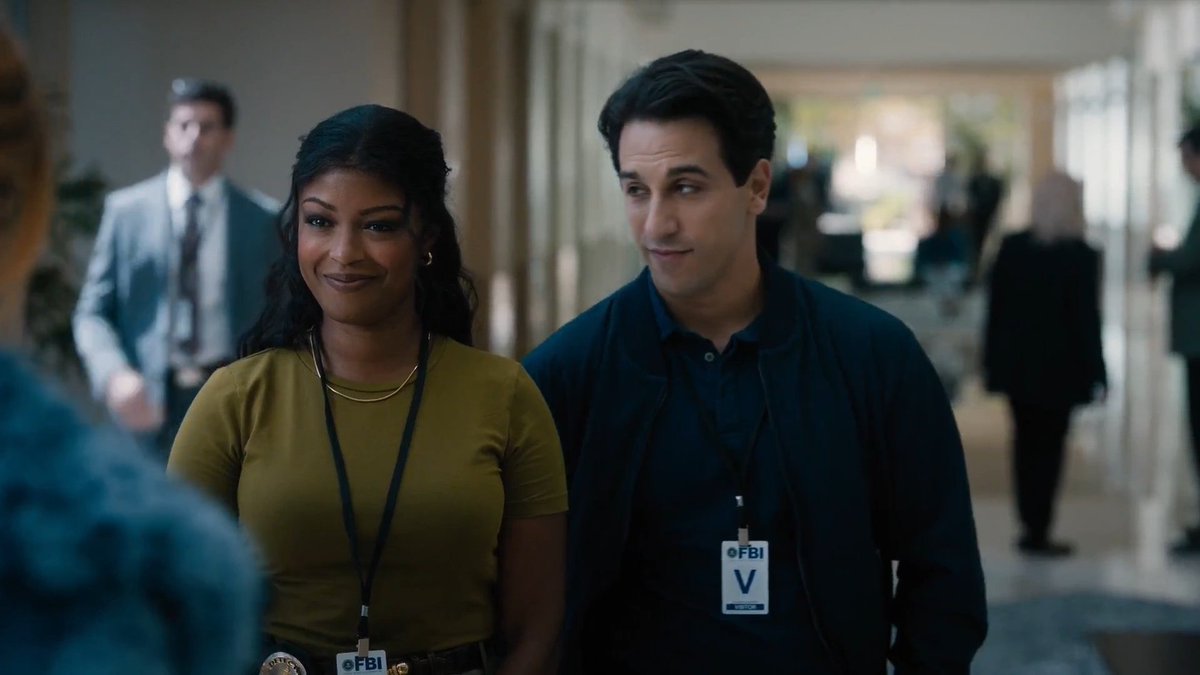 girlnamedrose's tweet image. morgadec flirting!! and daphne having fun watching them be clueless 😵‍💫😵‍💫
#HighPotential #Morgadec