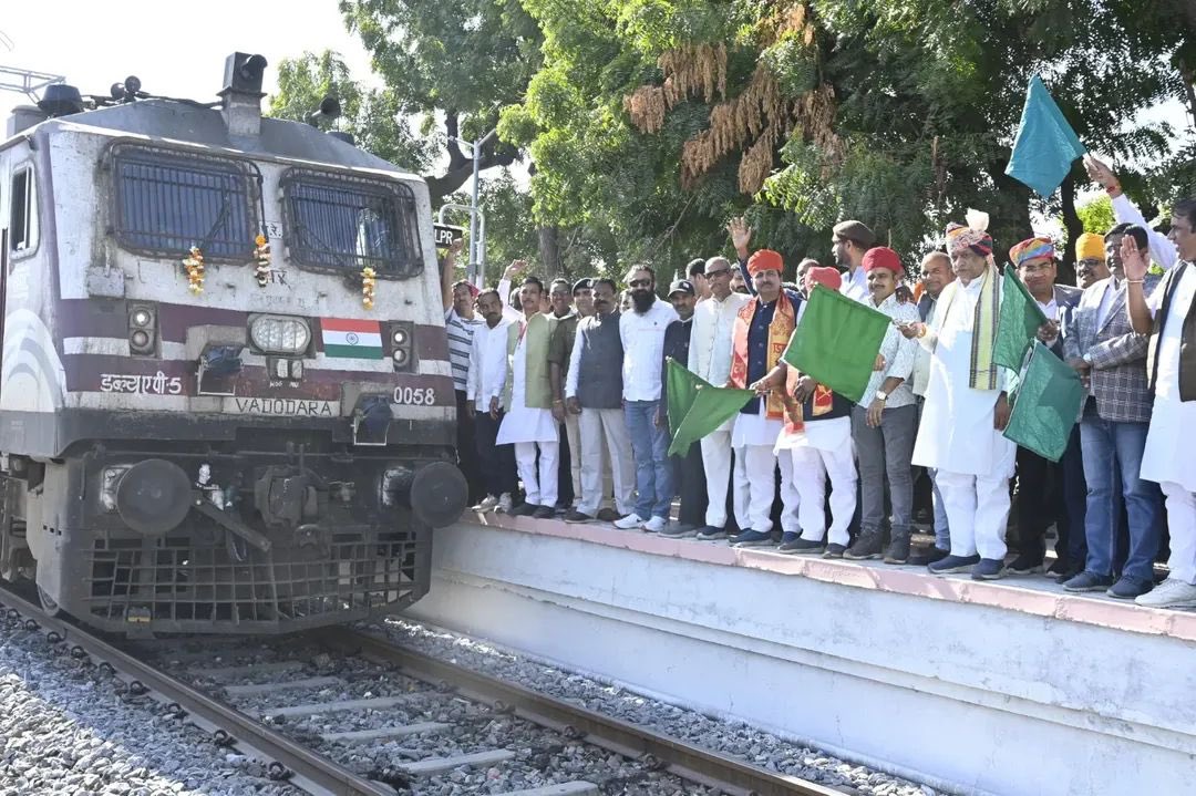 The Daulatpur Intercity Express made its first stop at Jawai Bandh (JWB) station; thanks were expressed to #Pali MP <a href="/ppchaudharybjp/">PP Chaudhary</a> &amp; MLA <a href="/JoraramKumawat/">Joraram Kumawat</a> The "Marwar-Godwad Rail Committee" submitted a memorandum to Sr. DCM Ajmer, #Captain_Mihir_Dev regarding the Garib Rath train.