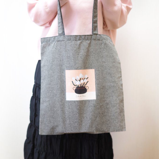 #handmadeinjapanfes 
#ハンドメイドインジャパンフェス
⚫︎トートバッグ
グレー×ピンクの組み合わせが映える、チューリップのイラストがプリントされたトートバッグ🌷
サブバッグとしてもおすすめです◎

🎪ブース番号：K-95

#HMJ #HMJ2026 
#イラスト #illustration
#デザイン #design