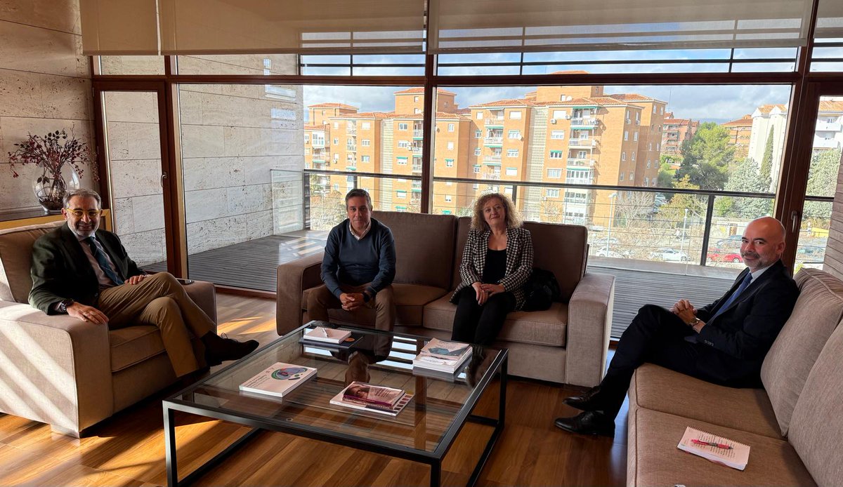 👨‍⚕️<a href="/CCOOclm/">CCOO CLM #PrimerSindicato</a>  plantea al consejero de Sanidad abordar la recuperación de la carrera profesional en el <a href="/sescamclm/">SESCAM</a> 

🤝El secretario general, Javier Ortega, y la secretaria general de la <a href="/FSSCCOOCLM/">FSSCCOOCLM</a>  Pilar Ramos, han mantenido un encuentro con el consejero de Sanidad, Jesús