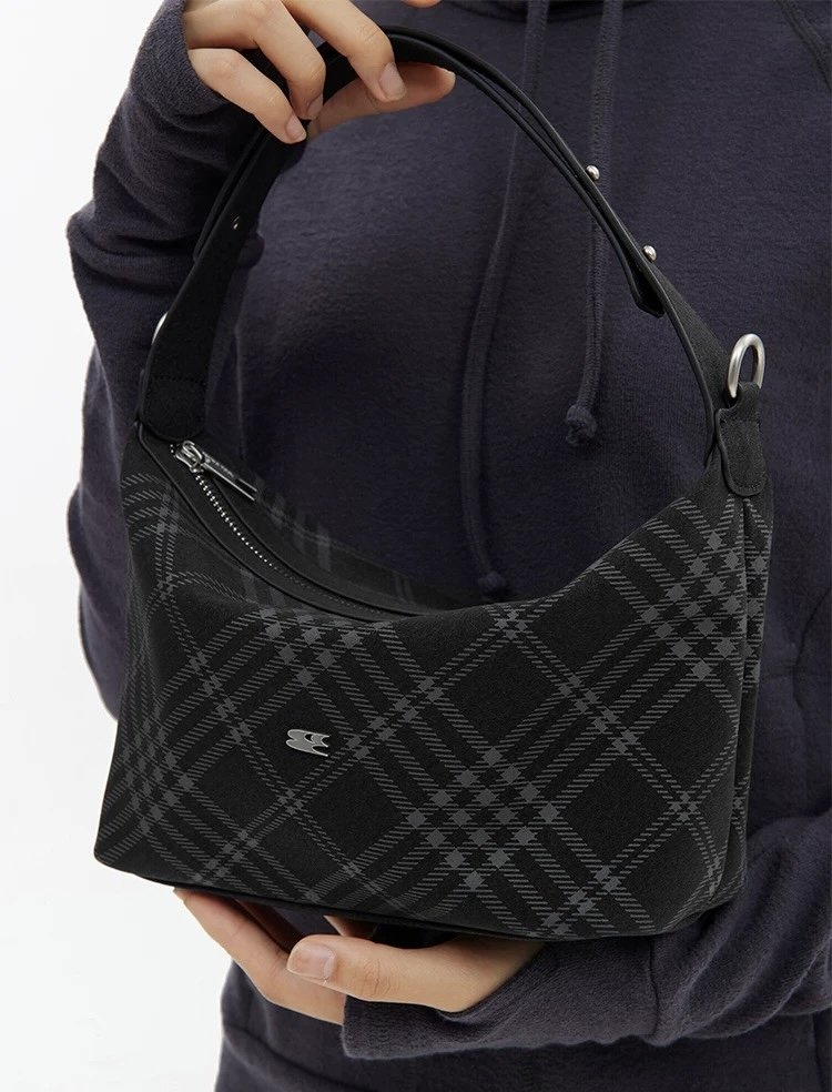 ꒰Giveaway time! 🍀꒱

สุ่มแจกกระเป๋า Crying Center - Black Felt Bag 🧣- 1 รางวัลเฉพาะ follower ของทางร้านนะคะ 

กติกา: รีทวิต+เมนชั่นอิโมจิที่ชอบ 

ประกาศผล 25 มกราคม 🎁