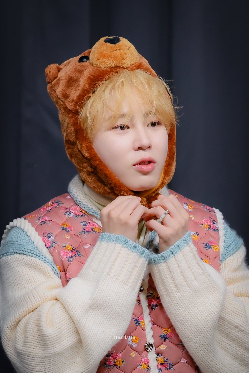 martius0322's tweet image. 260111 위드뮤 시그 팬싸 

하성운 귀여워…. 하성운 귀여워…. 하성운 귀여워…. 

#하성운 #HASUNGWOON
#河成雲 #ハソンウン
#Tell_the_World 
@gooreumseng