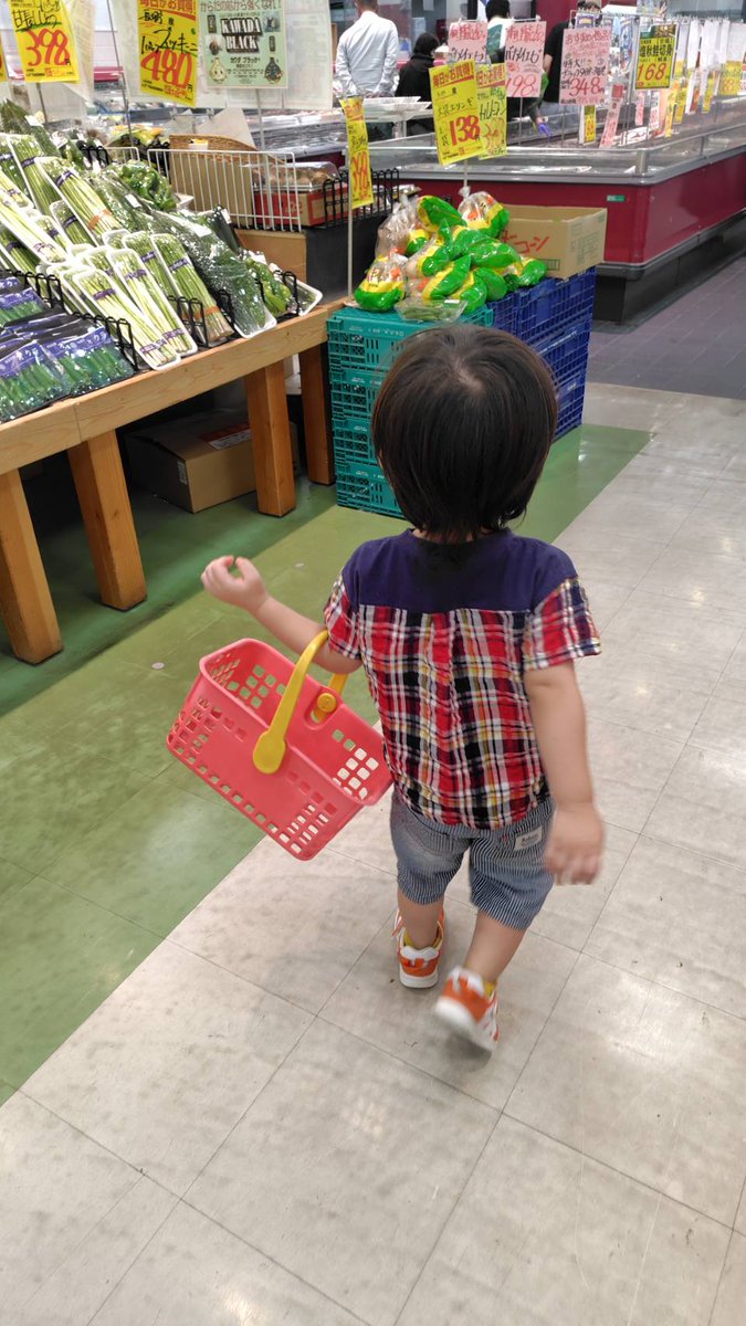 毎月ブッキングやら色々と７０人ぐいのアーティストと連絡とってるんですが。。
ほとんど男やんけ！！！笑
ふるや出てみたいとかあったら直接僕にDMください！
２歳半の息子がへらへら笑ってられる平和な店なんで！笑