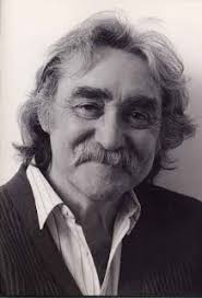 #14Ene Un día como hoy pero en 2005 fallece el artista venezolano -figura central del arte cinético- Jesús Soto, famoso por crear obras que exploran movimiento, vibración e ilusión óptica, involucrando activamente al espectador con sus inmersivas instalaciones "Penetrables".