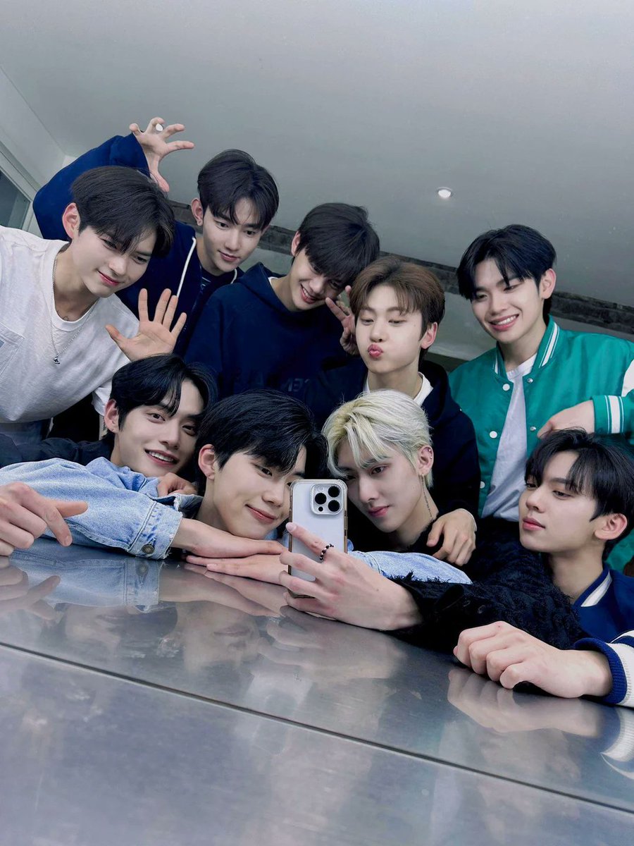 DewRelease's tweet image. (เมาท์มอยรอบั้ม #REFLOW) 

จริงๆช่วงตาม SM โดยเฉพาะ EXO ทวีตอะไรยาวๆเยอะมาก แต่ตอนตาม ZB1 ไม่ค่อยได้เขียน หลักๆเพราะเป็นค่ายที่ยังคาดเดา pattern การทำงานไม่ค่อยได้ เลยวิเคราะห์ยาก 

วันนี้จบวไม่มีปล่อย content เลยว่าทวีตยาวๆสักหน่อย หลักๆคงไม่พ้นการเดาว่าหลัง March 2026…