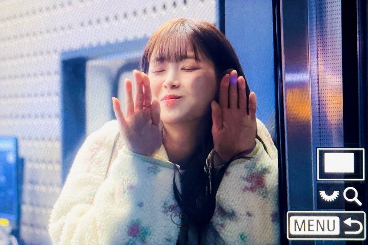 eraser_chuu's tweet image. 260114 창문츄 ( *ฅ́˘ฅ̀*)

#CHUU #츄 #김지우 @chuu_atrp