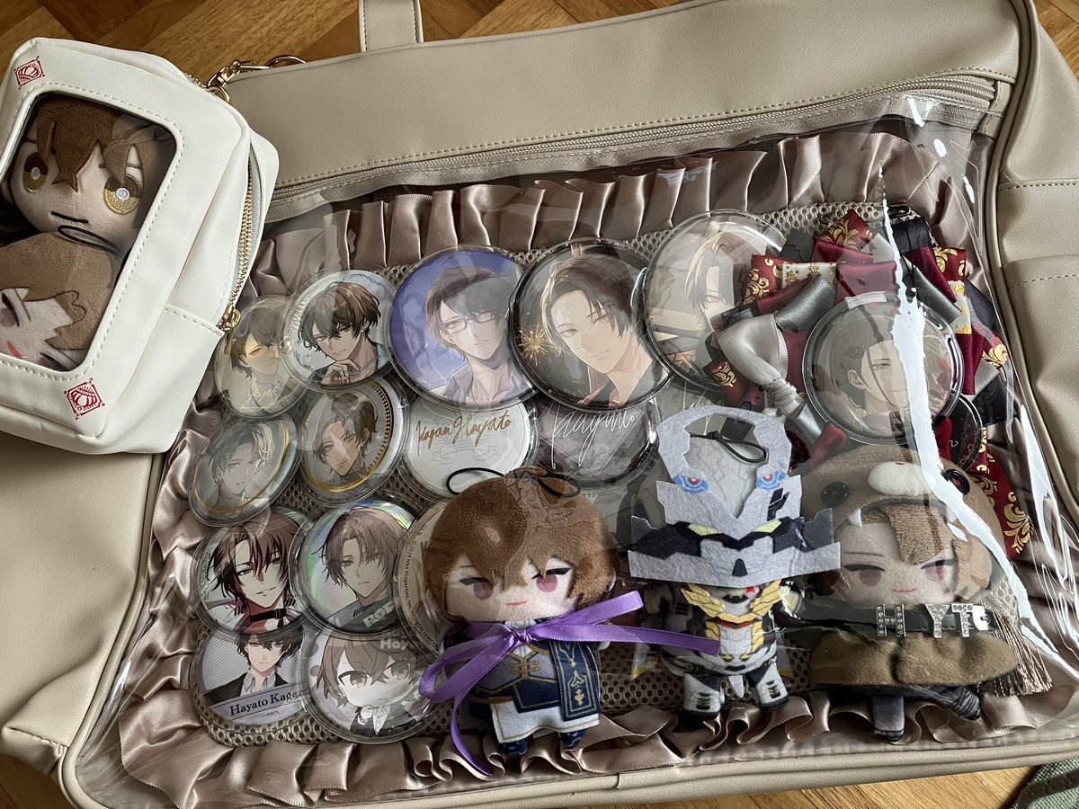 人生初缶バッジで作る痛バ✨ いっぱい詰めたくてでっかいバック買って