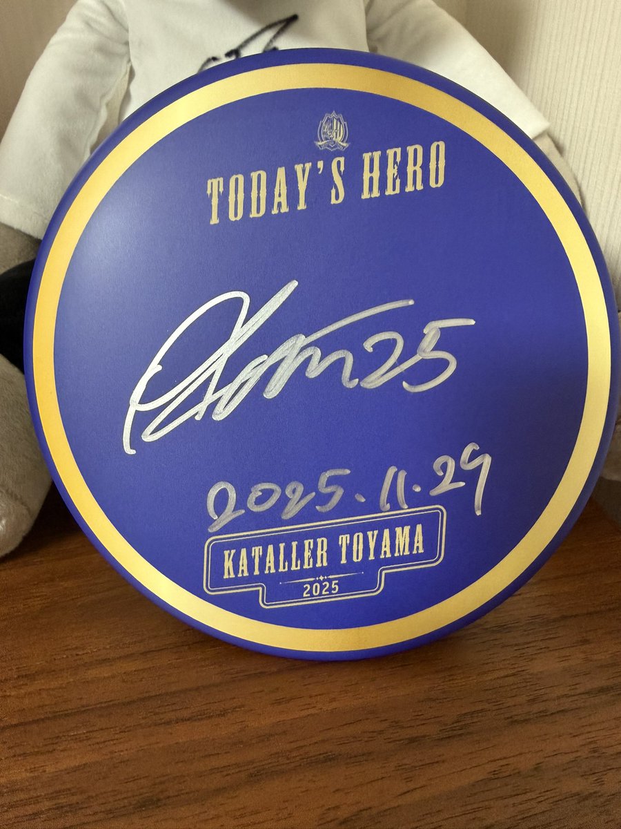 カターレ富山 亀田歩夢選手 直筆サイン入りデカ缶バッジ 忘れた頃に届く📦😂 J2残留を決めた日の亀田くんのサイン入りデカ缶
