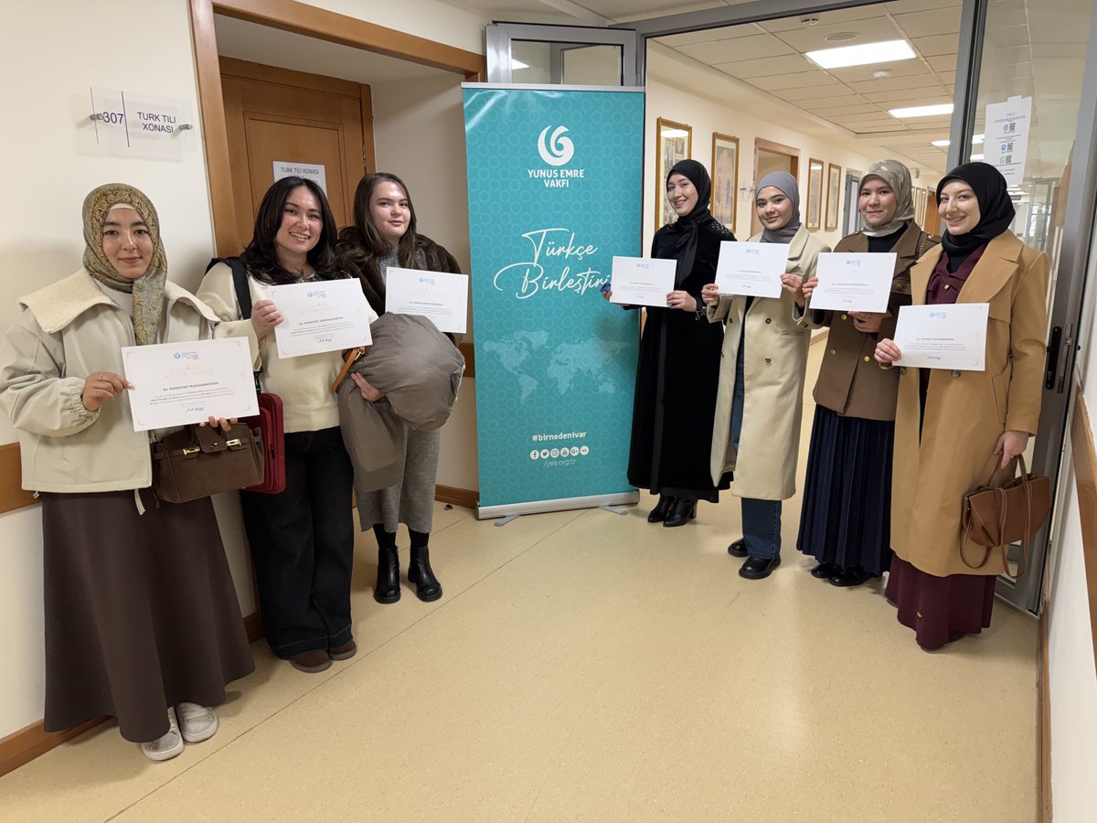 yeeozbekistan's tweet photo. Kültür Merkezimizde Türkçe Yaz Okulu Sertifika Töreni düzenlendi.

Yaz Okuluna katılan öğrencilere sertifikaları Kültür Merkezimizde düzenlenen törenle Koordinatörümüz ve Cihan Dilleri Üniversitesi akademisyenleri tarafından takdim edildi.

#YunusEmreEnstitüsü
#YunusEmreVakfı https://t.co/5n0HM1Loev