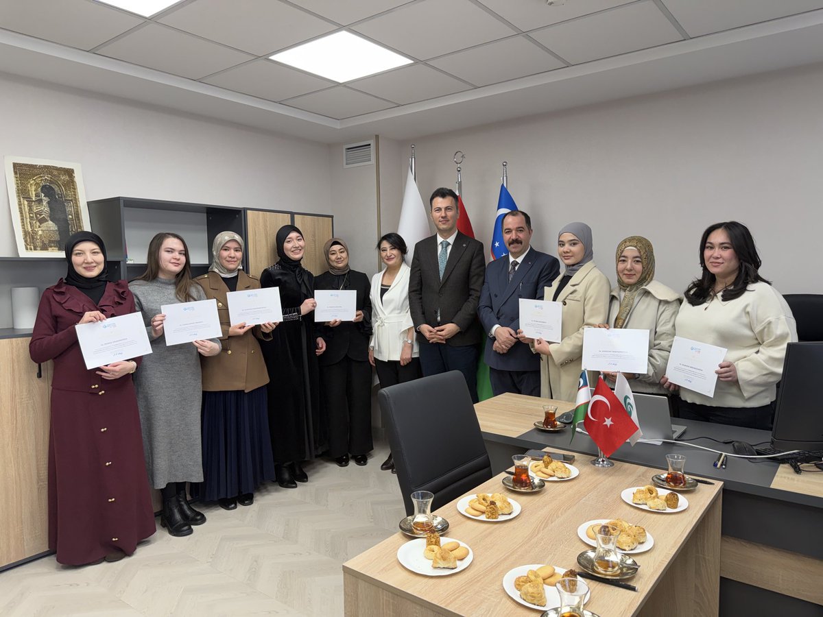 yeeozbekistan's tweet photo. Kültür Merkezimizde Türkçe Yaz Okulu Sertifika Töreni düzenlendi.

Yaz Okuluna katılan öğrencilere sertifikaları Kültür Merkezimizde düzenlenen törenle Koordinatörümüz ve Cihan Dilleri Üniversitesi akademisyenleri tarafından takdim edildi.

#YunusEmreEnstitüsü
#YunusEmreVakfı https://t.co/5n0HM1Loev
