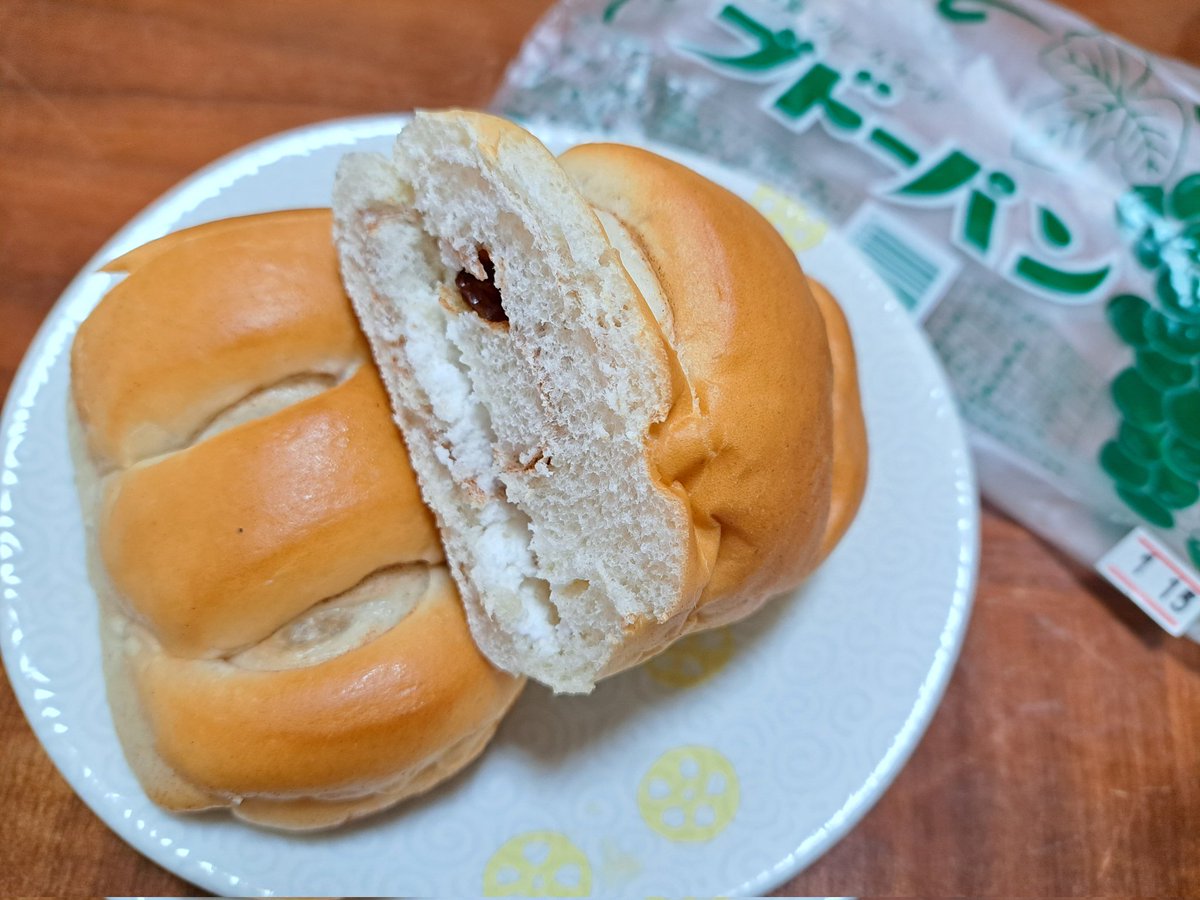 水木先生がお好きだったブドーパン、初めて食べましたおいしかったです😋🍴💕レーズンもクリームもちょうどいい量でシナモンの香りもして💕
生産終了だったと思うんですがイベント限定復活だったのかな
また販売してほしいな✨✨
