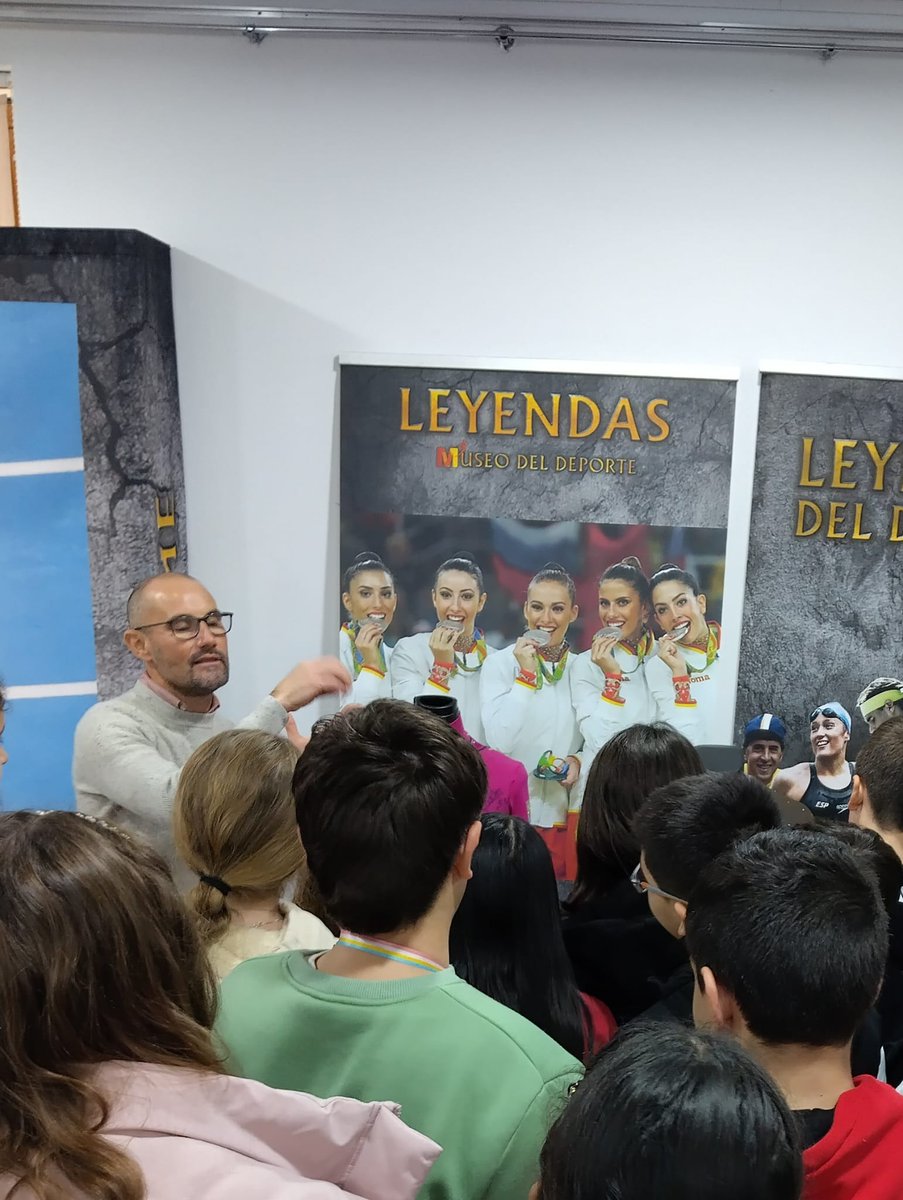 Esta mañana, los venturines de 4º, 5º y 6º han bajado a la Casa de la Cultura a ver la exposición 'Mujeres, leyendas del Deporte'