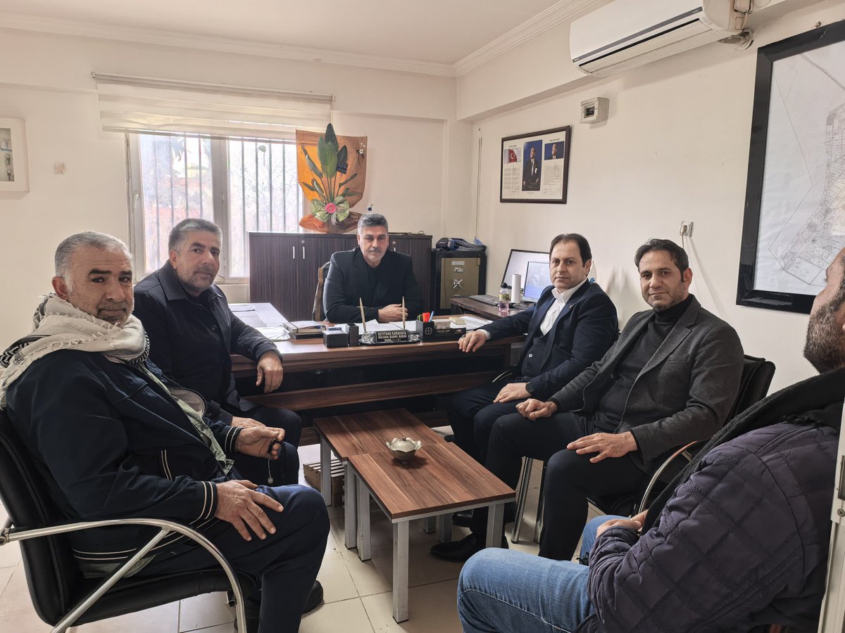 İlçe Başkanımız Selahaddin Eyyüb Toprak, yönetim kurulu üyelerimiz ile birlikte Hilvan SUŞKİ Müdürü Sayın Seyithan Karakaya’yı ziyaret ettiler.

Gerçekleşen ziyarette ilçemize yönelik çalışmalar hakkında değerlendirmelerde bulunularak, karşılıklı görüş alışverişi yapıldı. 

Nazik