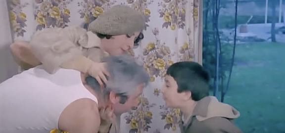 yenge, ne diyor bunlar?
<a href="/dk_imamoglu/">Dilek Kaya İmamoğlu</a> 

- <a href="/mselimimamoglu/">Selim İmamoğlu</a> tükür oğlum babanın suratına.