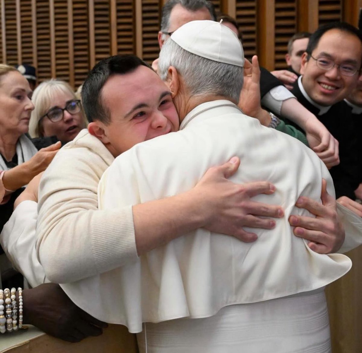 “La paz comienza con cada uno de nosotros: con la forma en que miramos a los demás, escuchamos a los demás, hablamos de los demás”.

- Papa León XIV