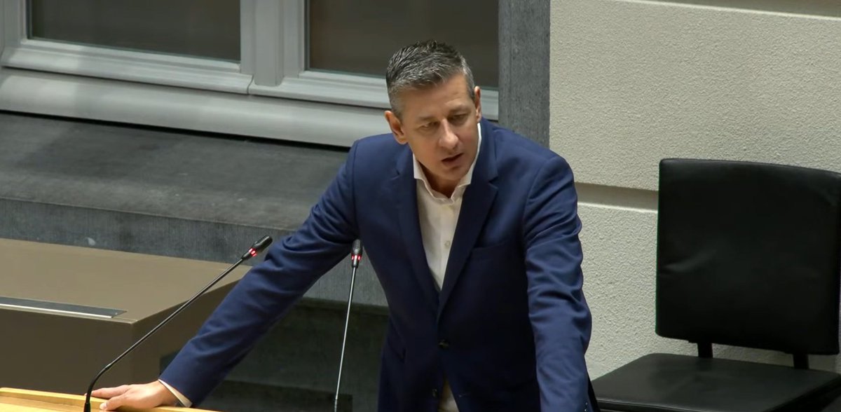 VB_VlaParl's tweet image. "Ministers hoeven geen vrienden te zijn, ze moeten wél het algemeen belang dienen. Een regering hoeft geen kameradenclub te zijn, ze moet wél transparant met het geld van onze mensen omgaan. En daar knelt het schoentje, nu meer dan ooit tevoren." @chrisjanssensVB #VlaParl